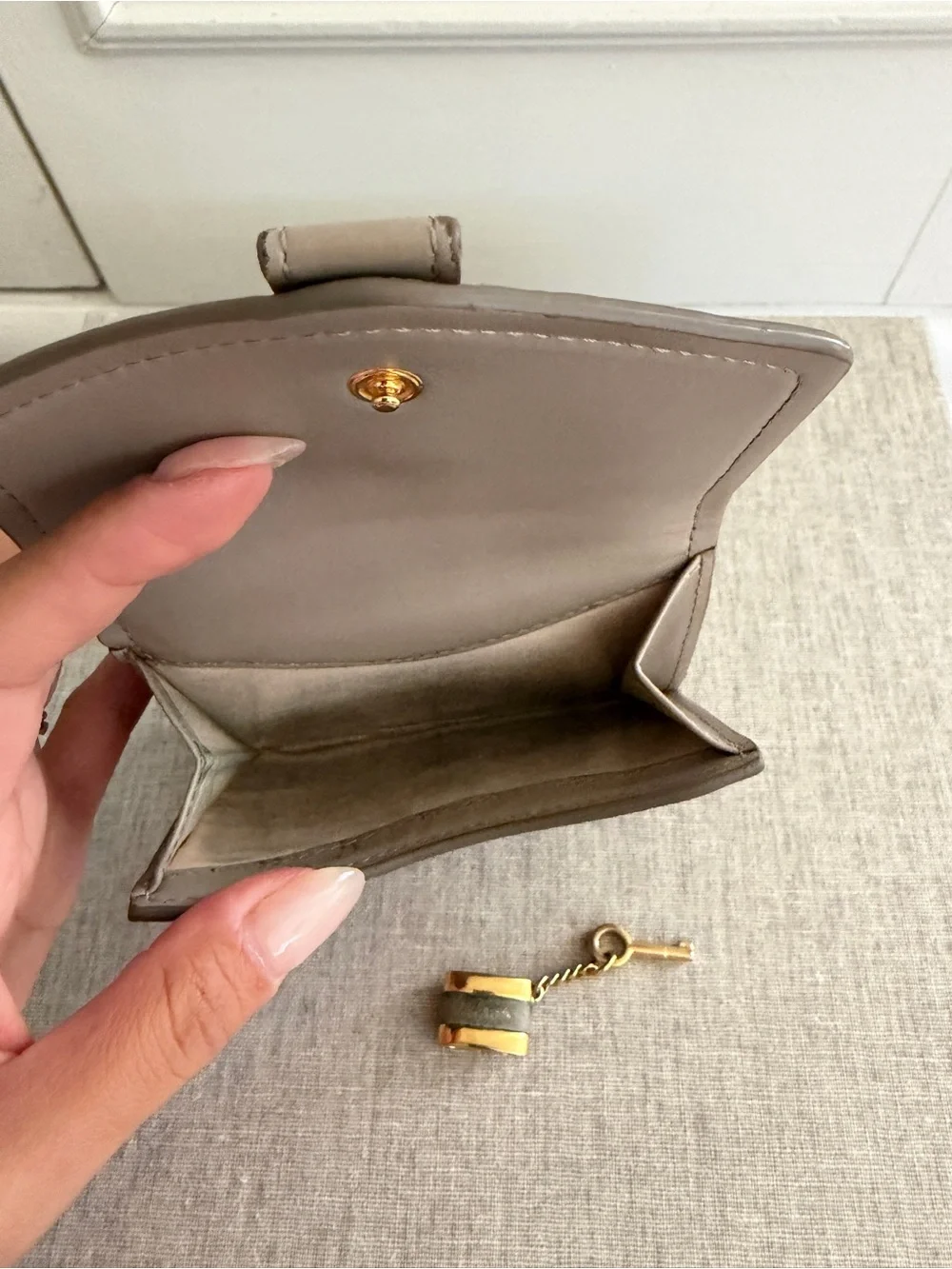 Chloe compact pebbled